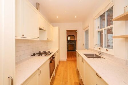 Albemarle Road, 2 bedroom Mid Terrace House to rent, £1,350 pcm